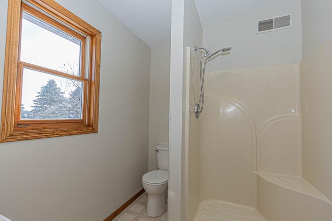 25-Main Floor Bath 2.jpg | Image 25