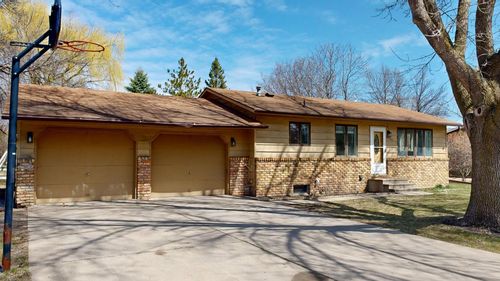 2304 3rd Ave Se, Willmar, MN, 56201-3838 | Card Image