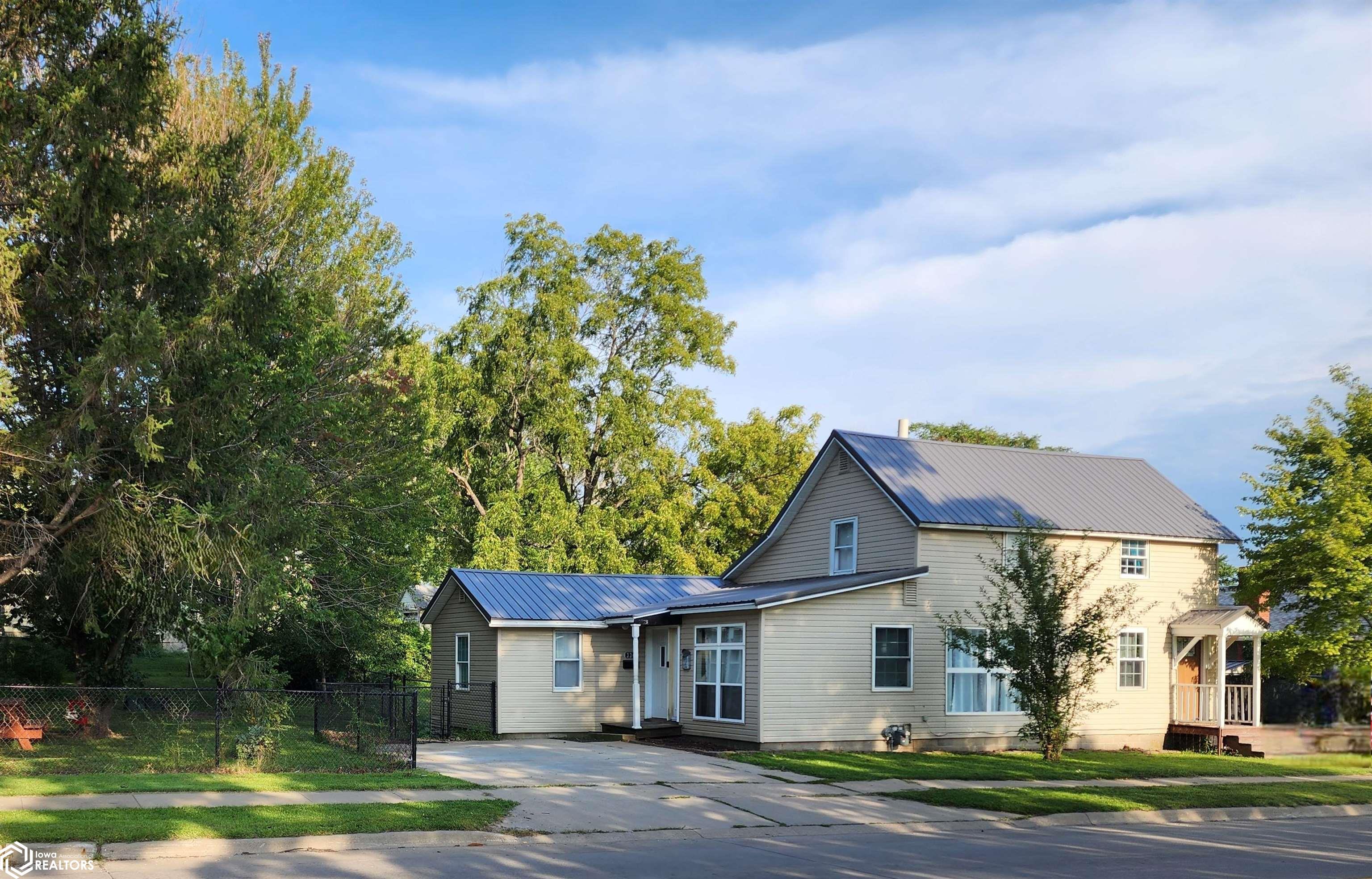 7th St, Chariton, IA 50049