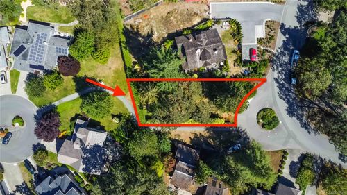 933 Woodhall Dr, Saanich, BC, V8X3L7 | Card Image