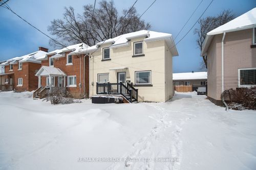 332 3rd Ave, Pembroke, ON, K8A5G6 | Card Image