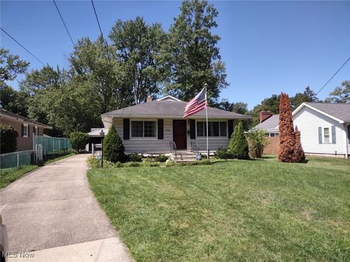 7736 Mapleway Dr, Olmsted Falls, OH, 44138-1655 | Card Image