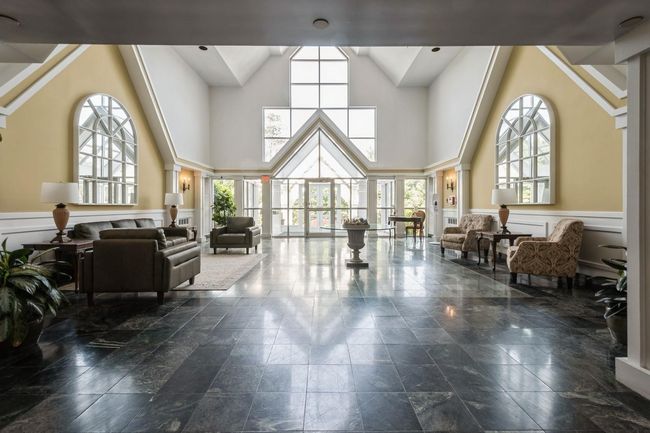 Building lobby with high vaulted ceiling and wainscoting | Image 25