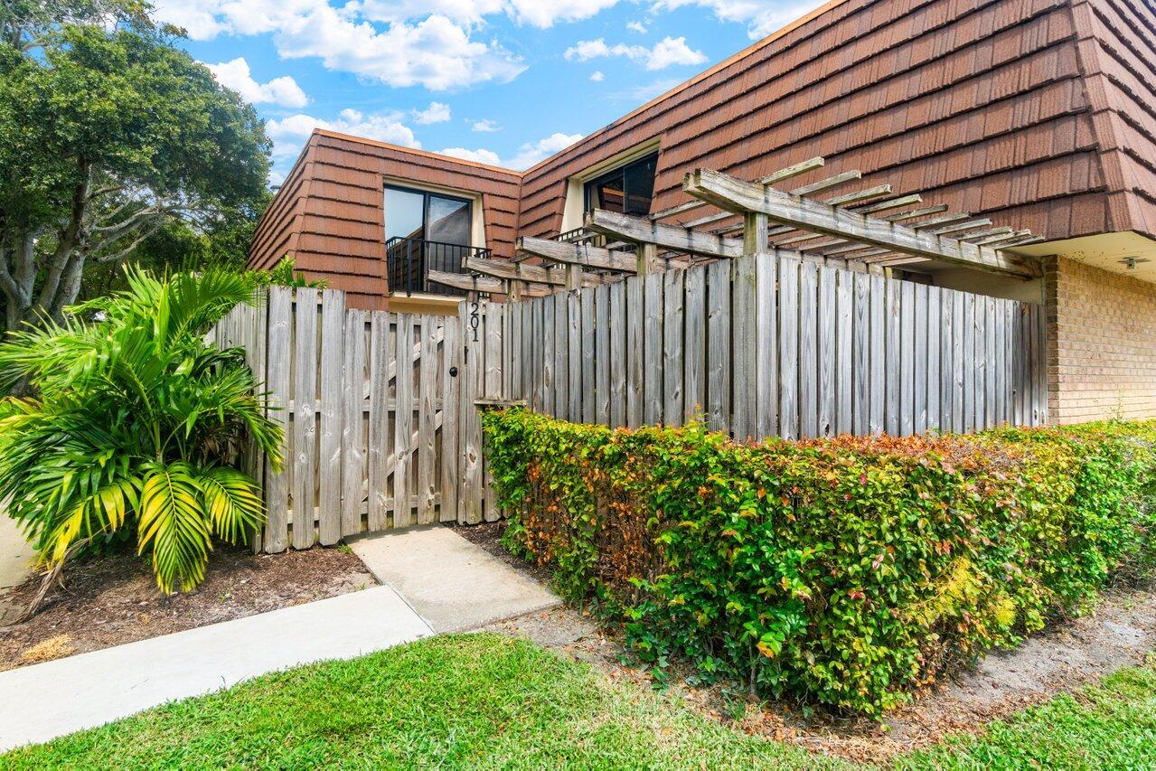 2nd Ln, Palm Beach Gardens, FL 33418