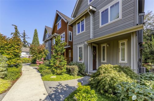 690 Wintersweet Rd Ne, Bainbridge Island, WA, 98110-4070 | Card Image