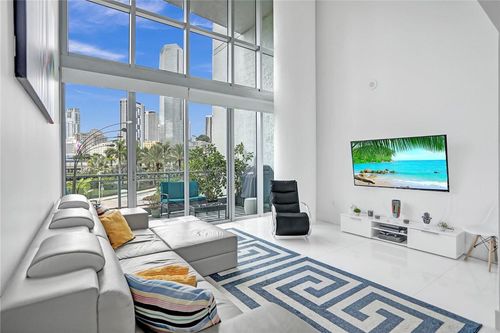 th300b-90 Sw 3rd St, Miami, FL, 33130-2995 | Card Image