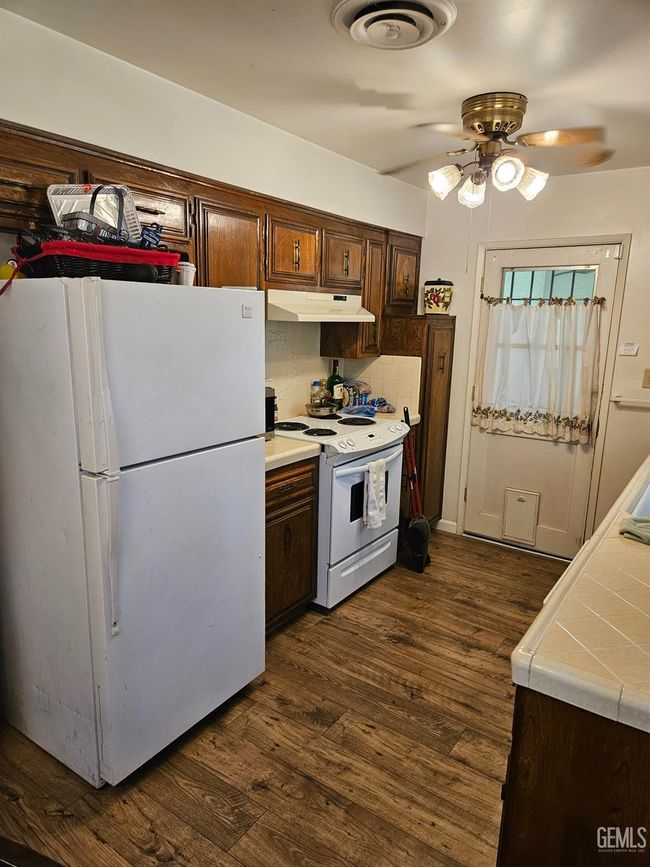 5708 Cypress Point Dr, Condo with 2 bedrooms, 1 bathrooms and null parking in Bakersfield CA | Image 5