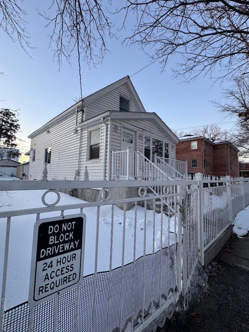 133 128th St, South Ozone Park, NY, 11420-3304 | Card Image