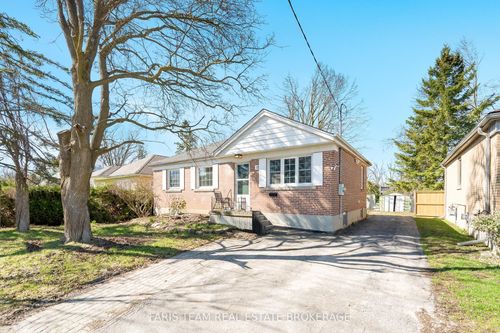 18 Newton St, Barrie, ON, L4M3N3 | Card Image