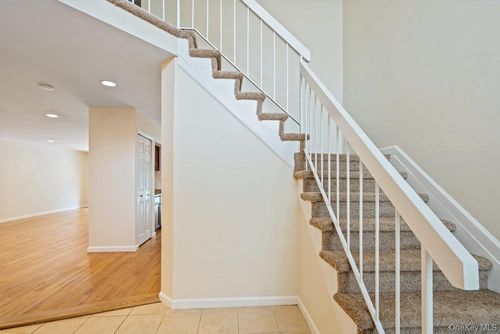 90 Foxwood Dr, Jericho, NY, 11753-1113 | Card Image
