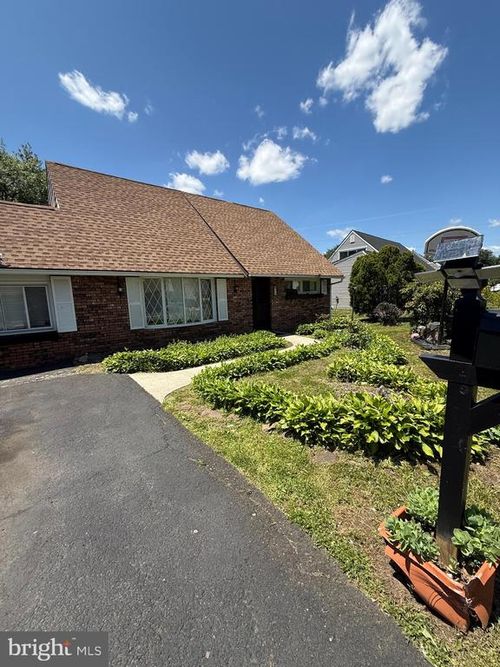 99 Kingwood Ln, LEVITTOWN, PA, 19055-2422 | Card Image