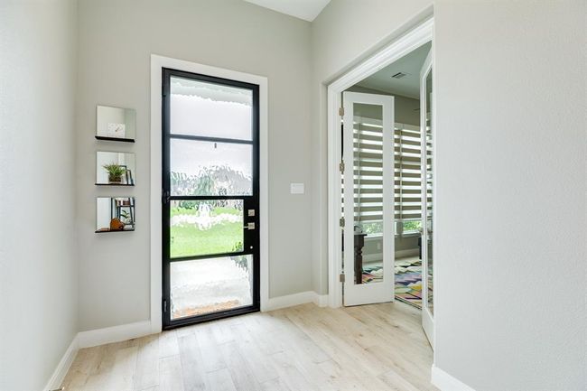 The foyer boasts highceilings and is adorned with tastefuldecor, creating an immediate senseof elegance. | Image 5