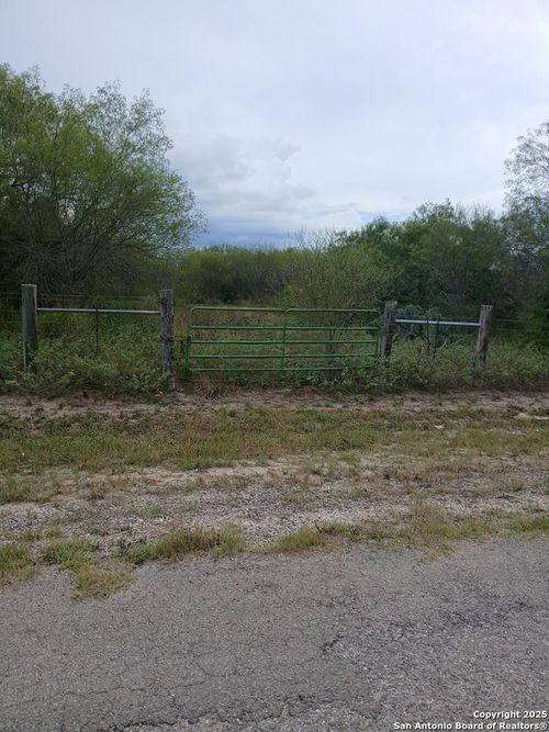 4700 Daisy Ln, Beeville, TX, 78102-4730 | Card Image