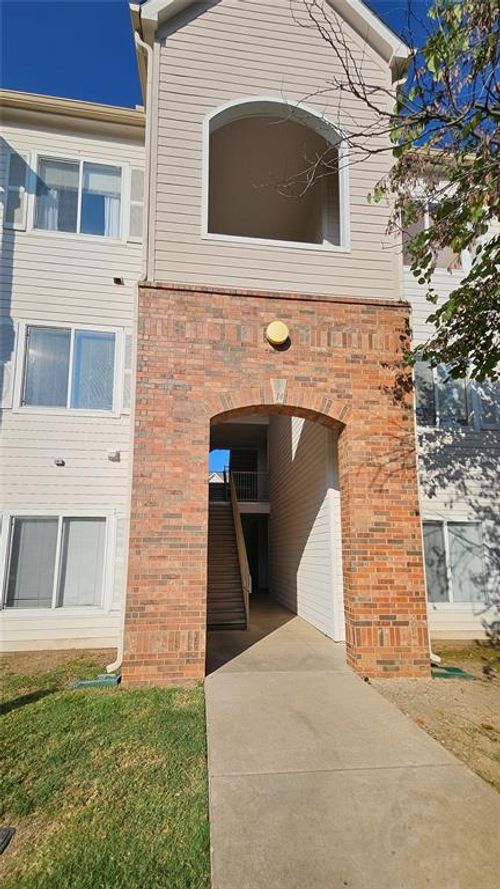 14121-2200 Classen 14-121 Boulevard, Norman, OK, 73071 | Card Image