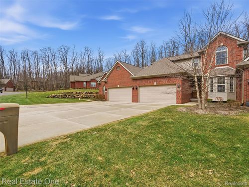 9572 Kingsway Cir, Clarkston, MI, 48348-5404 | Card Image