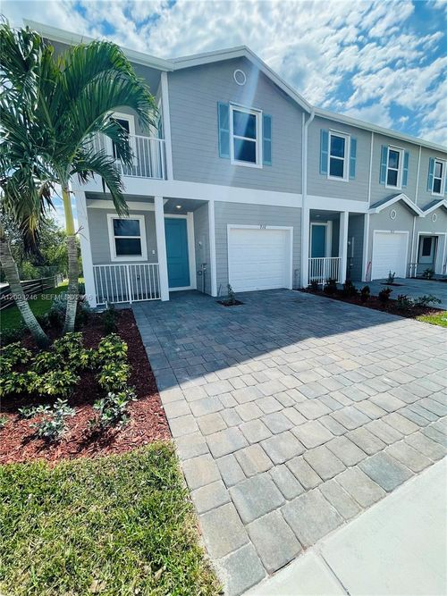 916-916 Se 19th St, Homestead, FL, 33034-3564 | Card Image