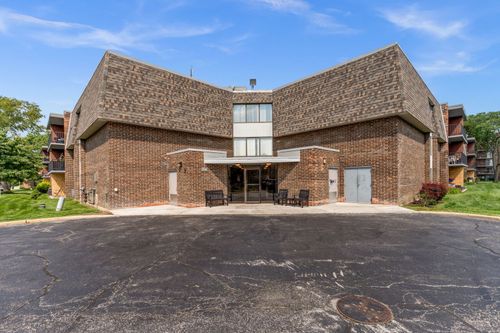 105-924 S Lake Ct, Westmont, IL, 60559-2434 | Card Image