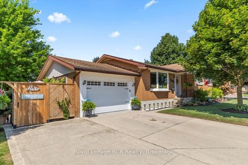 594 17th Ave, Hanover, ON, N4N3A9 | Card Image