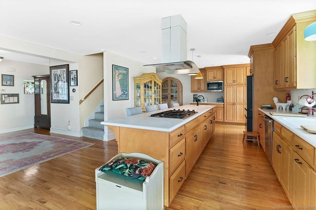 Kitchen with gas cooktop | Image 11