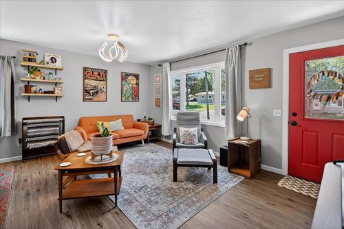 1926 Scott Ln, MADISON, WI, 53704-2337 | Card Image