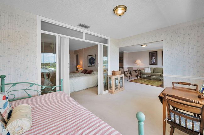 Den/Florida Room | Image 9