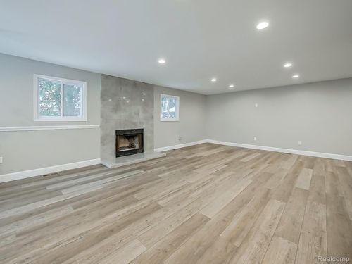 28139 Greening St, Farmington Hills, MI, 48334-3720 | Card Image