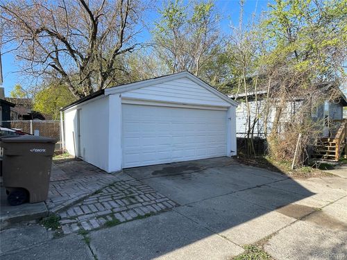 97 N Roselawn St, Pontiac, MI, 48342-2747 | Card Image