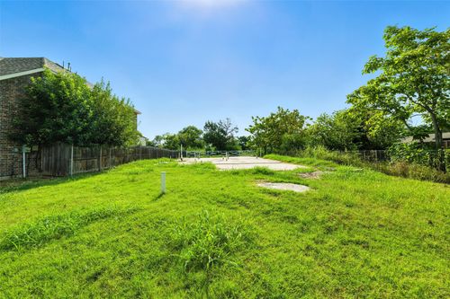 630 N Irving Heights Dr, Irving, TX, 75061-7935 | Card Image