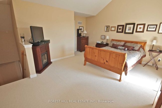 3298 Flagstone Dr, House attached with 4 bedrooms, 3 bathrooms and 2 parking in Mississauga ON | Image 9