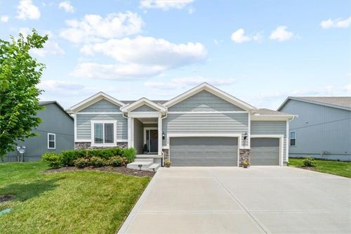 1536 Arbor Valley Dr, Lee's Summit, MO, 64082-4200 | Card Image
