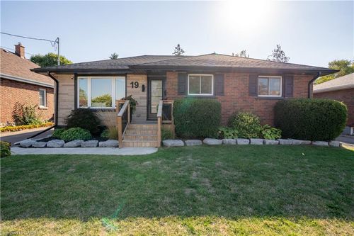 19 Russell St, Brantford, ON, N3R1Y8 | Card Image