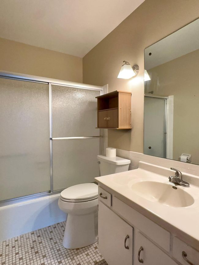Full bathroom accessible from main hallway | Image 25