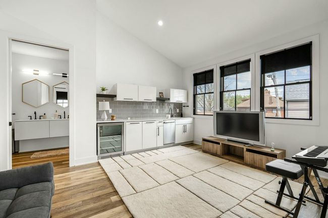 upstairs guest suite living/wet bar | Image 12