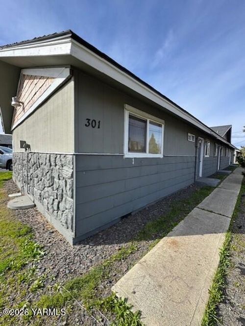 301 Perry St, Yakima, WA, 98902-5946 | Card Image
