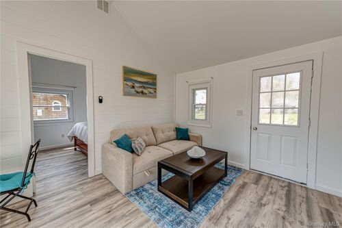 3-18 Shinnecock Road, Southampton, NY, 11946 | Card Image