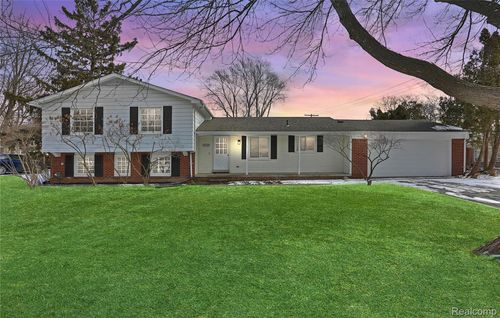 28542 Kendallwood Dr, Farmington Hills, MI, 48334-2633 | Card Image