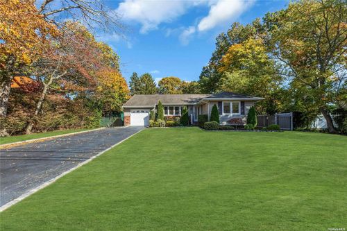 5 Pauchogue Ave, East Islip, NY, 11730-2524 | Card Image