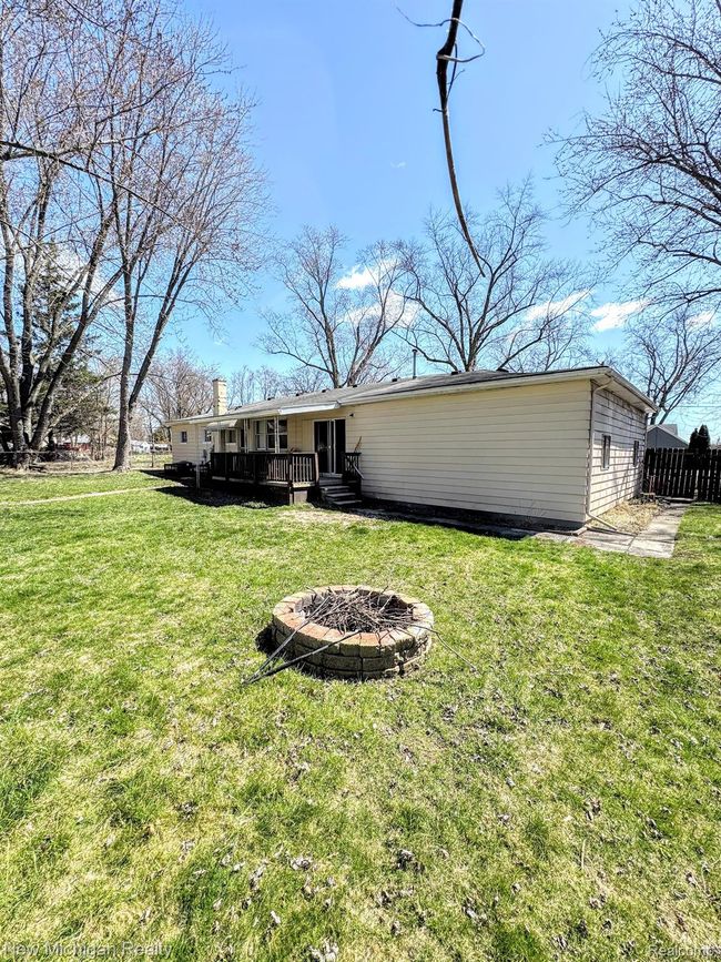 3302 Newton Rd, House other with 3 bedrooms, 2 bathrooms and null parking in Commerce Township MI | Image 8