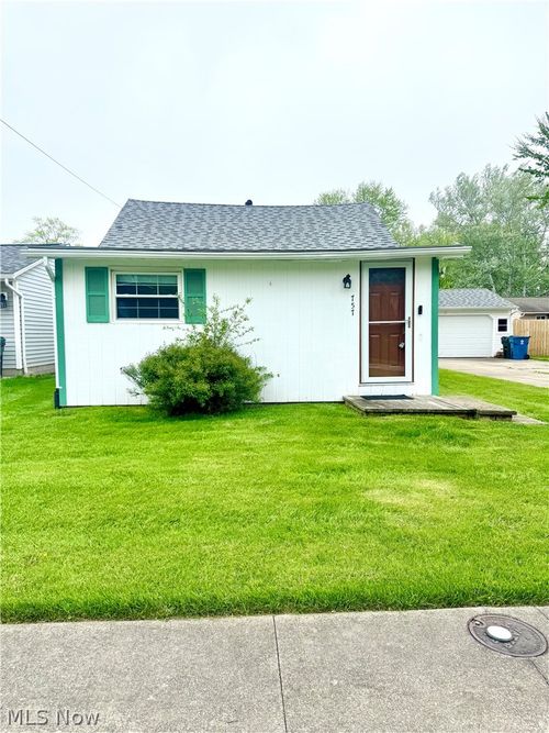 757 Dunny Ave, Sheffield Lk, OH, 44054-1242 | Card Image