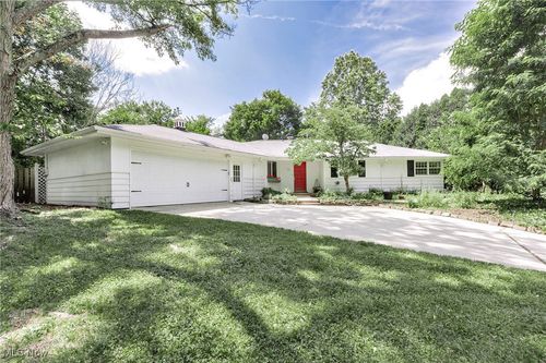 32 Lyndale Dr, Chagrin Falls, OH, 44022-2716 | Card Image