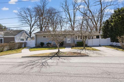 4 Jane St, Selden, NY, 11784-2104 | Card Image