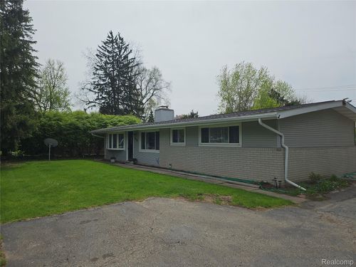 2121 S Commerce Rd, Wolverine Lake, MI, 48390-2415 | Card Image