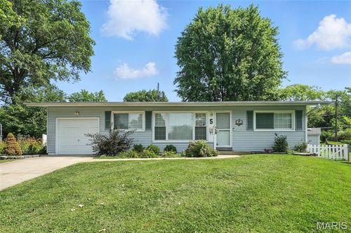 5 Carson Ct, Florissant, MO, 63033-5905 | Card Image