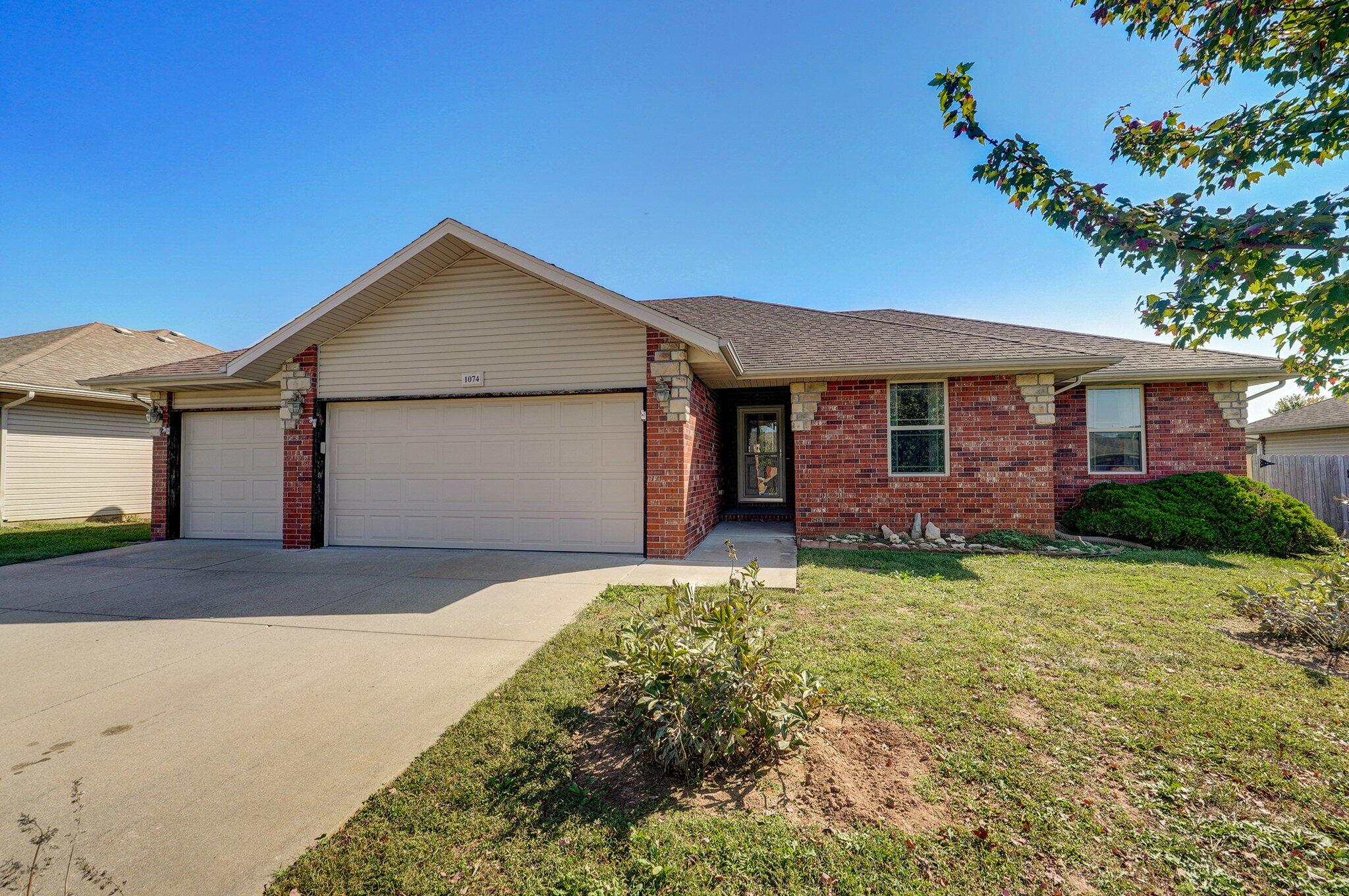 Mahn Ave, Springfield, MO 65802