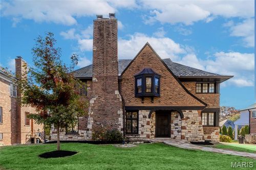 7744 Davis Dr, Clayton, MO, 63105-2679 | Card Image