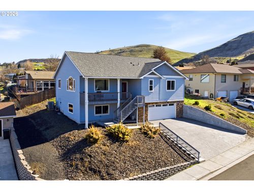 1704 Oakwood Dr, The Dalles, OR, 97058-3458 | Card Image
