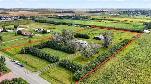 241196 E Lakeview Rd, House with 4 bedrooms, 2 bathrooms and 4 parking in Chestermere AB | Card Image