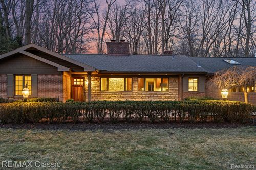 16800 Bell Creek Ln, Livonia, MI, 48154-2939 | Card Image