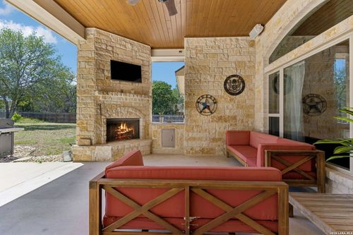 148 Woodlands Dr, La Vernia, TX, 78121-5719 | Card Image