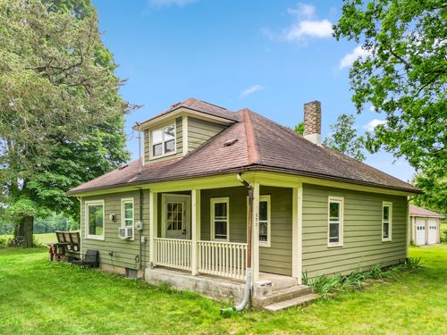 172 Bridge St, Newaygo, MI, 49337-9702 | Card Image